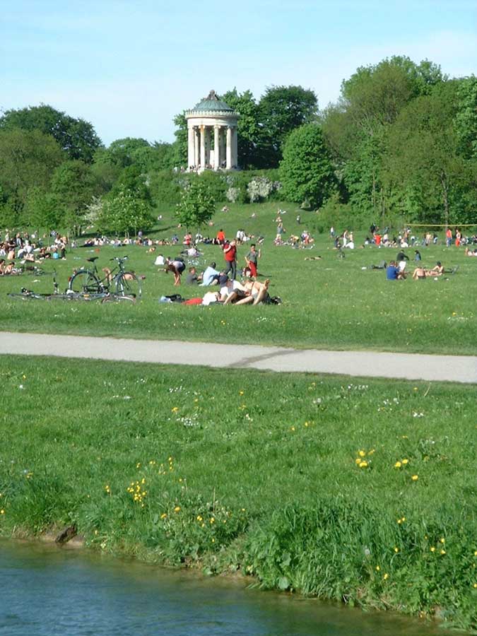 Der Monopteros im Englischen Garten zu M&uuml;nchen im Sommer 2001