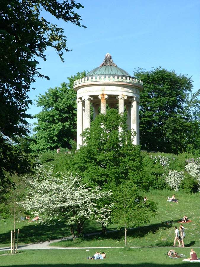 Der Monopteros im Englischen Garten zu M&uuml;nchen im Sommer 2001
